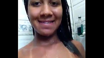 Minha novinha gostosa se exibindo no banho