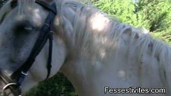 BDSM chasse, traditions et fessée à cheval CLIP