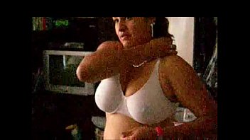 karishma big boobs aunty wearing bra tight nipple show