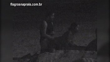 Filmei um casal fazendo sexo na praia a noite. Um segurança botou eles pra correr