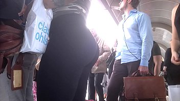 Bunda arrebitada de legging preta