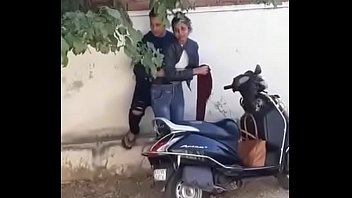 DESI GIRL SEX MMS ON ROAD KHET ME