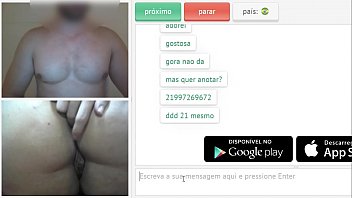 Corno manso tomando cerveja no bar e a esposa puta fazendo a festa com um macho gostoso e sarado na internet