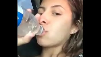 Julia racista tomando chupada na buceta