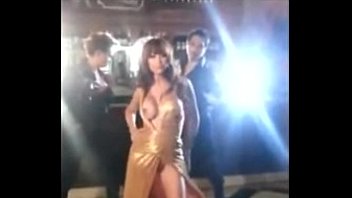 Anushka Sharma Boobs Shown During Shooting, Hot Cleavage Must Watch this Video