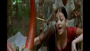 Aishwarya Rai boobs cleavage show in guru song