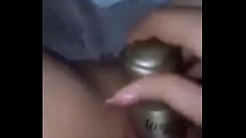 mi puta metiendose un desodorante